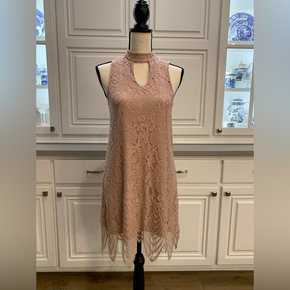 love, Fire ~ Lace Shift Dress with Keyhole Opening in Front & Back - Picture 4 of 15